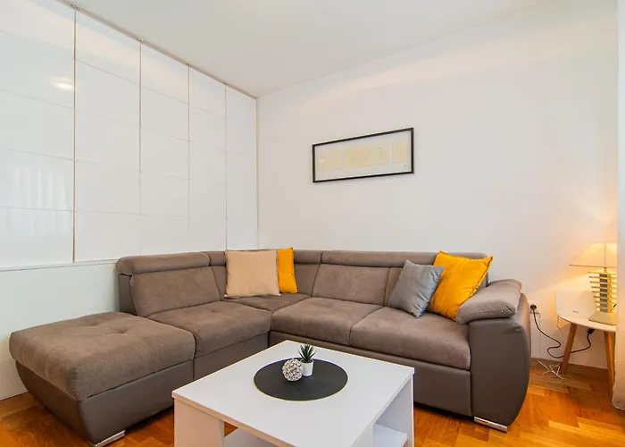 Flexible Selfcheckins 97 - Zagreb - Garden - Parking- Loggia - 2 Bedrooms