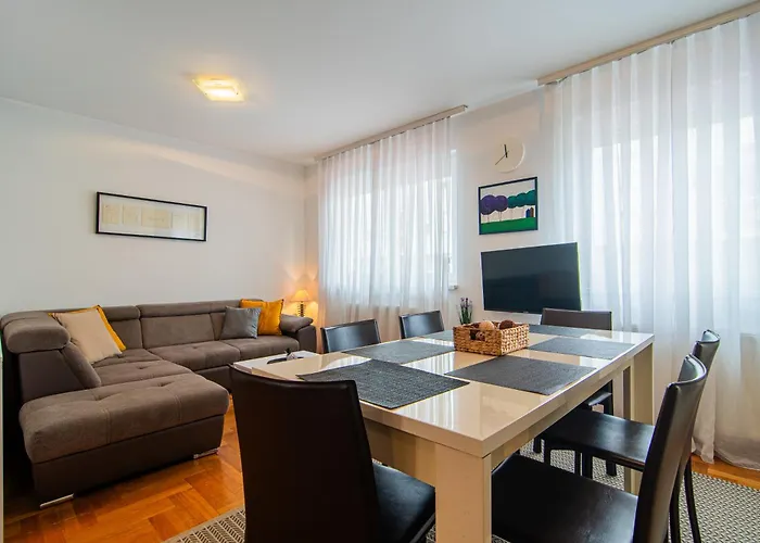 Flexible Selfcheckins 97 - Zagreb - Garden - Parking- Loggia - 2 Bedrooms