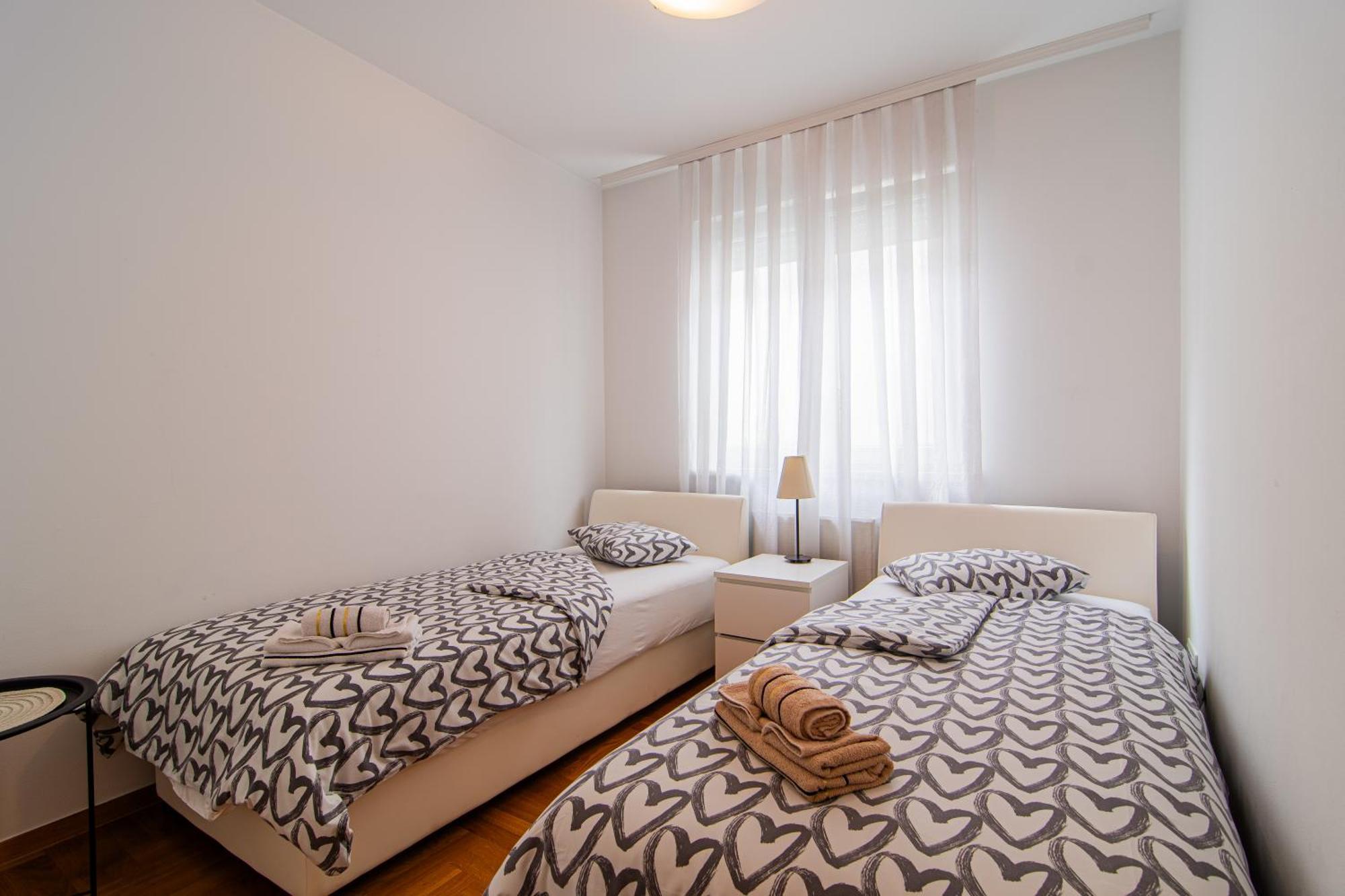 Flexible Selfcheckins 97 - - Garden - Parking- Loggia - 2 Bedrooms Zagreb
